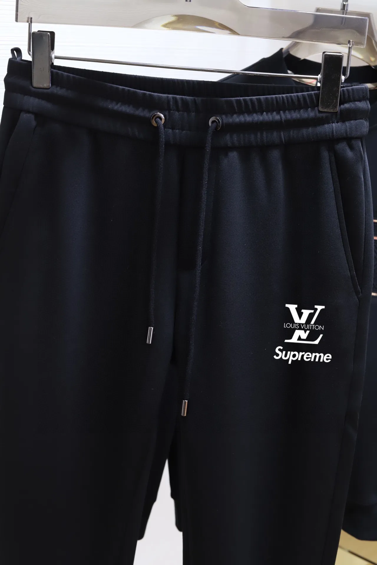 🅿️400 brand [LV Louis Vuitton] (velvet and thickened) 2025 autumn and winter new products, celebrities' favorite fashion-flavored casual suits, clean and neat tailoring, full of urban style. Made of high-quality custom-made fabrics, the lining has excellent thermal insulation effect, feels soft and dry, and the upper body effect is crisp and stylish. The three-dimensional cutting process and the pattern are all of high standards, and the silhouette version has the right benefits! It is not tight at all, and you feel good when you wear it. So many top-quality raw materials create high-end products with unparalleled value. It is the first choice for high-end fashion people. (Size: M-4XL can wear up to 200 pounds)